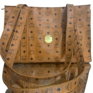 MCM Visettos Cognac Tote Bag 💼 Brown M26
H 10”, L 15”, W 5.5”, Bag Drop 27”